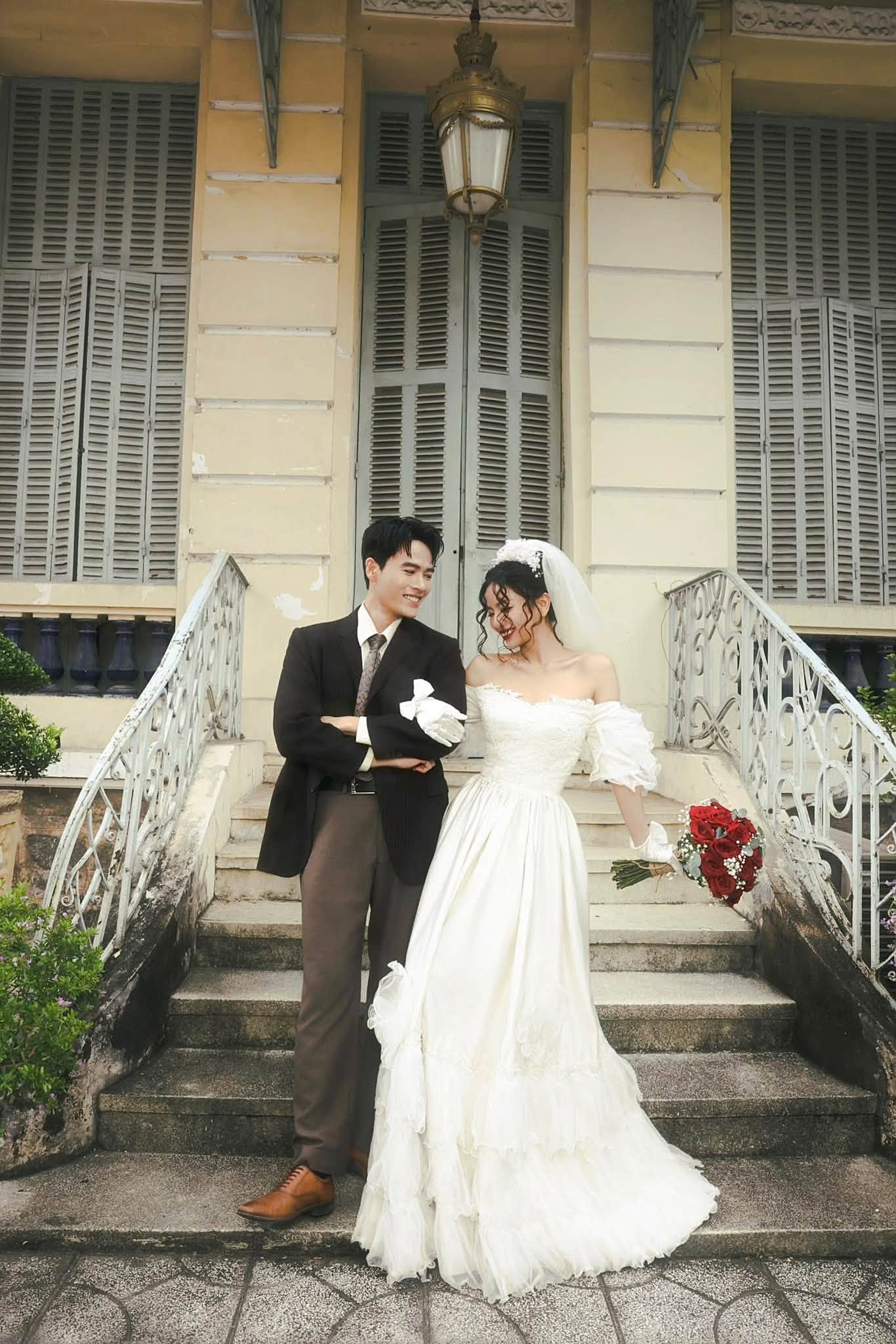 Hạ Anh v&agrave; V&otilde; Tấn Ph&aacute;t g&acirc;y b&atilde;o với bộ ảnh cưới phong c&aacute;ch retro 2026 - Ảnh 5.