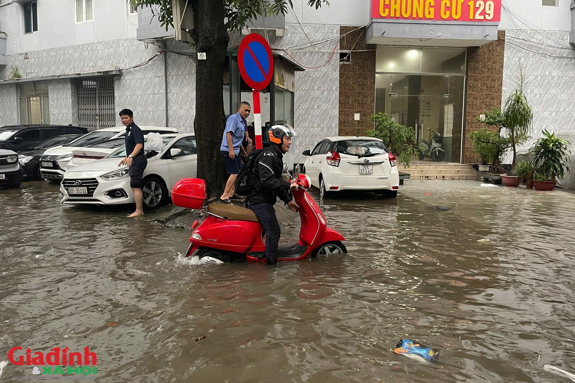 H&agrave; Nội: H&agrave;ng loạt tuyến đường biến th&agrave;nh 's&ocirc;ng', người d&acirc;n chật vật lội nước giờ cao điểm sau trận mưa lớn xuy&ecirc;n đ&ecirc;m  - Ảnh 1.