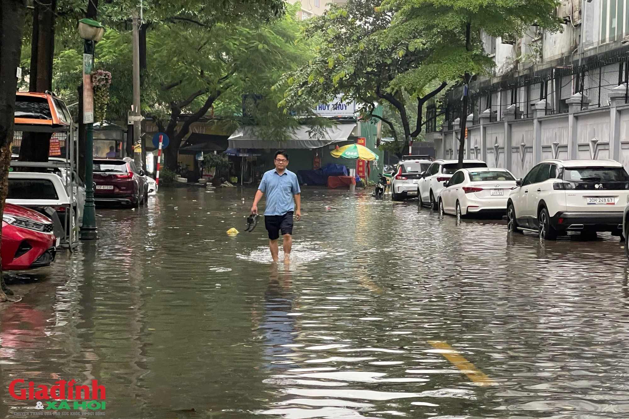 H&agrave; Nội: H&agrave;ng loạt tuyến đường biến th&agrave;nh 's&ocirc;ng', người d&acirc;n chật vật lội nước giờ cao điểm sau trận mưa lớn xuy&ecirc;n đ&ecirc;m  - Ảnh 2.