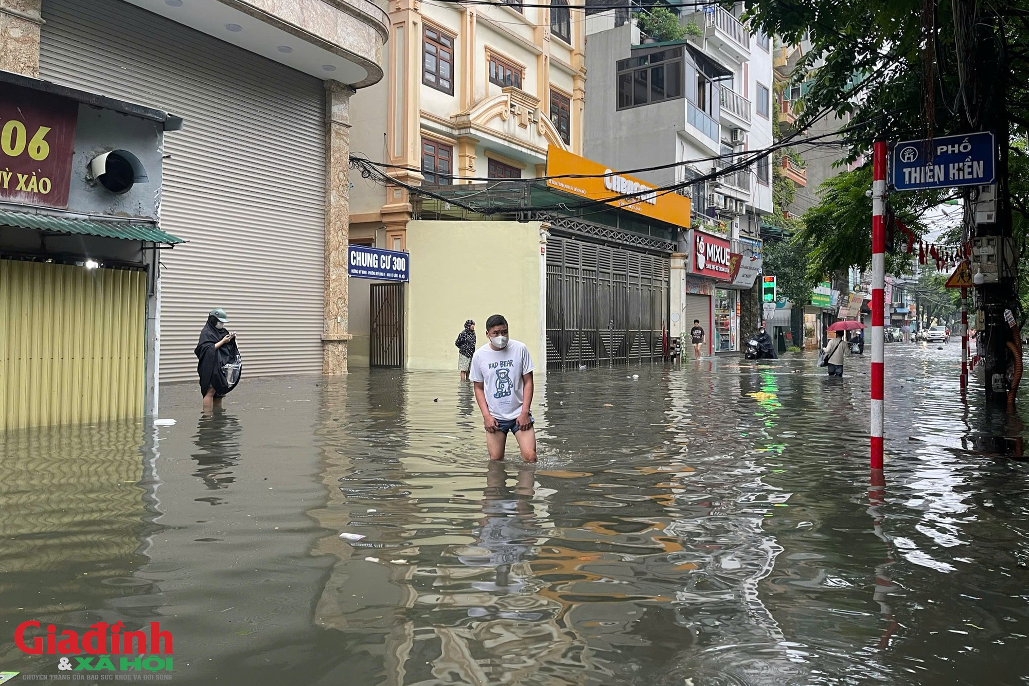 H&agrave; Nội: H&agrave;ng loạt tuyến đường biến th&agrave;nh 's&ocirc;ng', người d&acirc;n chật vật lội nước giờ cao điểm sau trận mưa lớn xuy&ecirc;n đ&ecirc;m  - Ảnh 4.