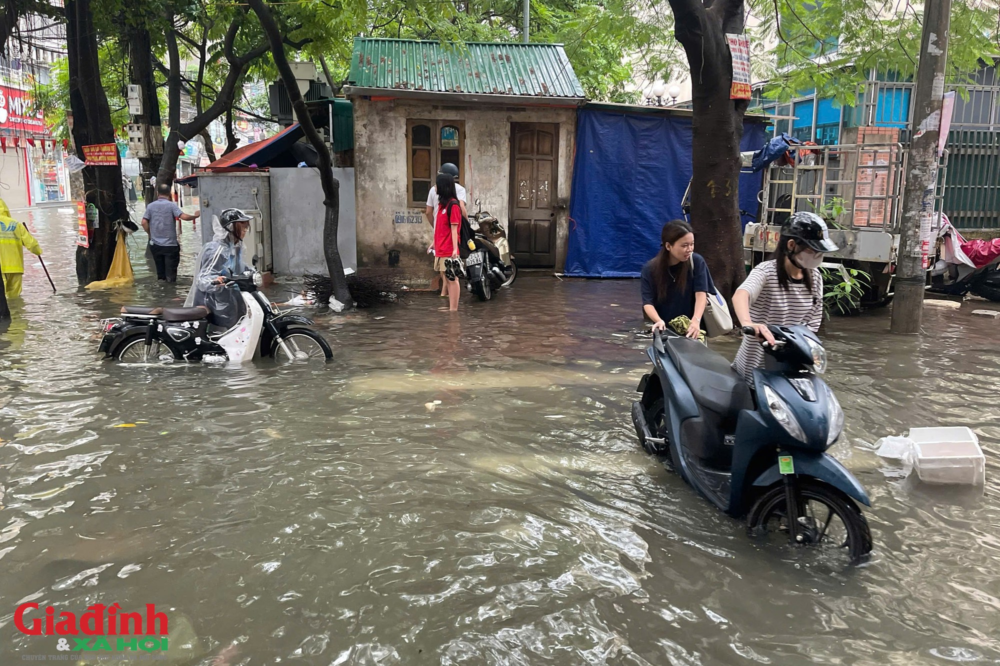 H&agrave; Nội: H&agrave;ng loạt tuyến đường biến th&agrave;nh 's&ocirc;ng', người d&acirc;n chật vật lội nước giờ cao điểm sau trận mưa lớn xuy&ecirc;n đ&ecirc;m  - Ảnh 5.