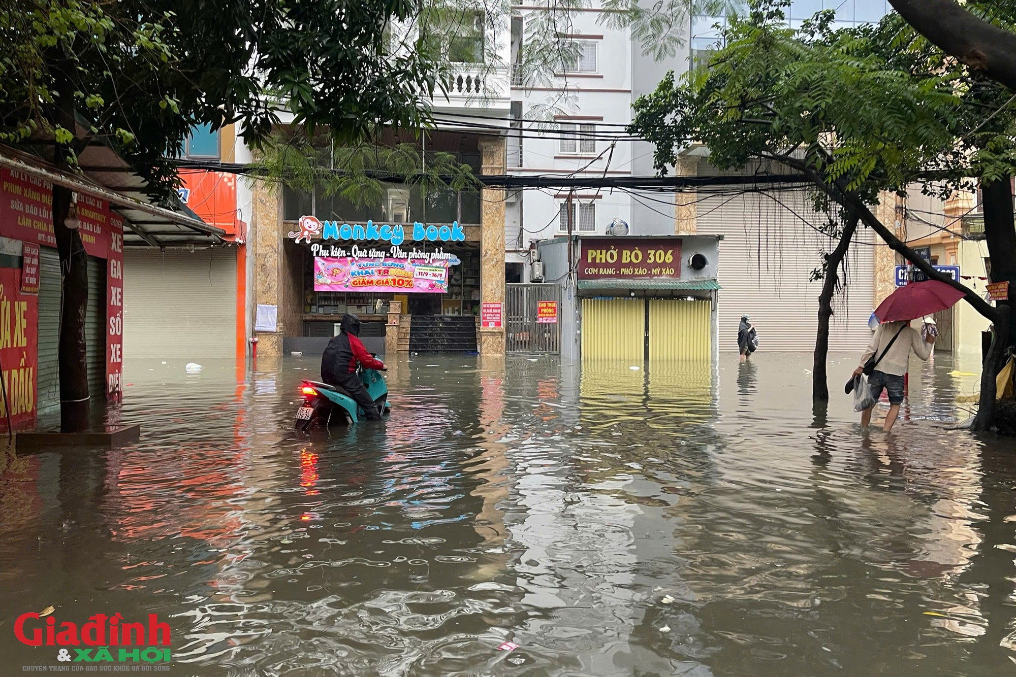 H&agrave; Nội: H&agrave;ng loạt tuyến đường biến th&agrave;nh 's&ocirc;ng', người d&acirc;n chật vật lội nước giờ cao điểm sau trận mưa lớn xuy&ecirc;n đ&ecirc;m  - Ảnh 6.