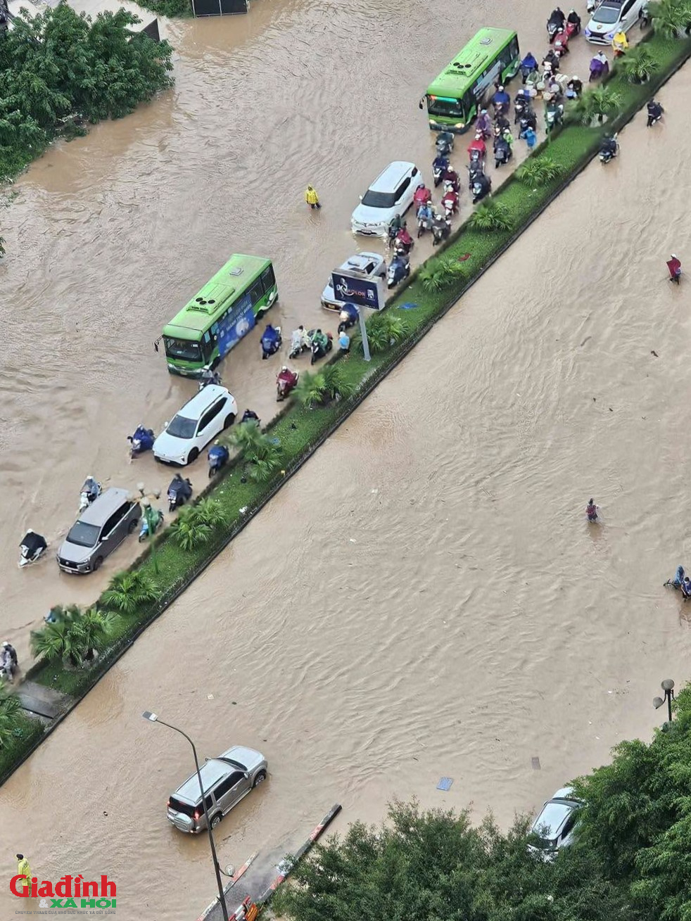 H&agrave; Nội: H&agrave;ng loạt tuyến đường biến th&agrave;nh 's&ocirc;ng', người d&acirc;n chật vật lội nước giờ cao điểm sau trận mưa lớn xuy&ecirc;n đ&ecirc;m  - Ảnh 7.