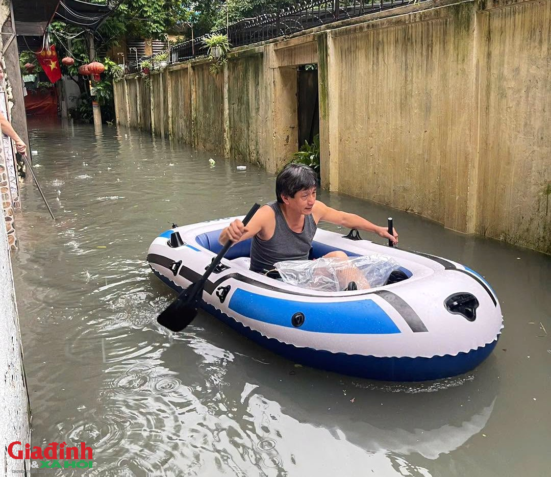 H&agrave; Nội: H&agrave;ng loạt tuyến đường biến th&agrave;nh 's&ocirc;ng', người d&acirc;n chật vật lội nước giờ cao điểm sau trận mưa lớn xuy&ecirc;n đ&ecirc;m  - Ảnh 8.