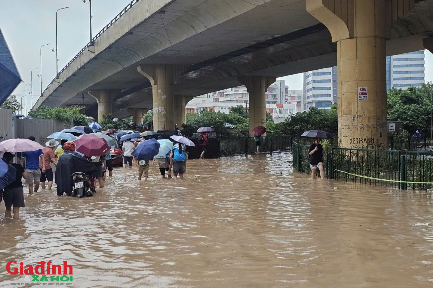 H&agrave; Nội: H&agrave;ng loạt tuyến đường biến th&agrave;nh 's&ocirc;ng', người d&acirc;n chật vật lội nước giờ cao điểm sau trận mưa lớn xuy&ecirc;n đ&ecirc;m  - Ảnh 9.