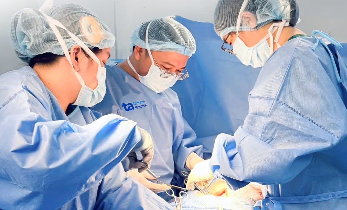 Đi khám sức khỏe tổng quát, người phụ nữ phát hiện ung thư buồng trứng ẩn trong khối u quái 13 cm - Ảnh 1.