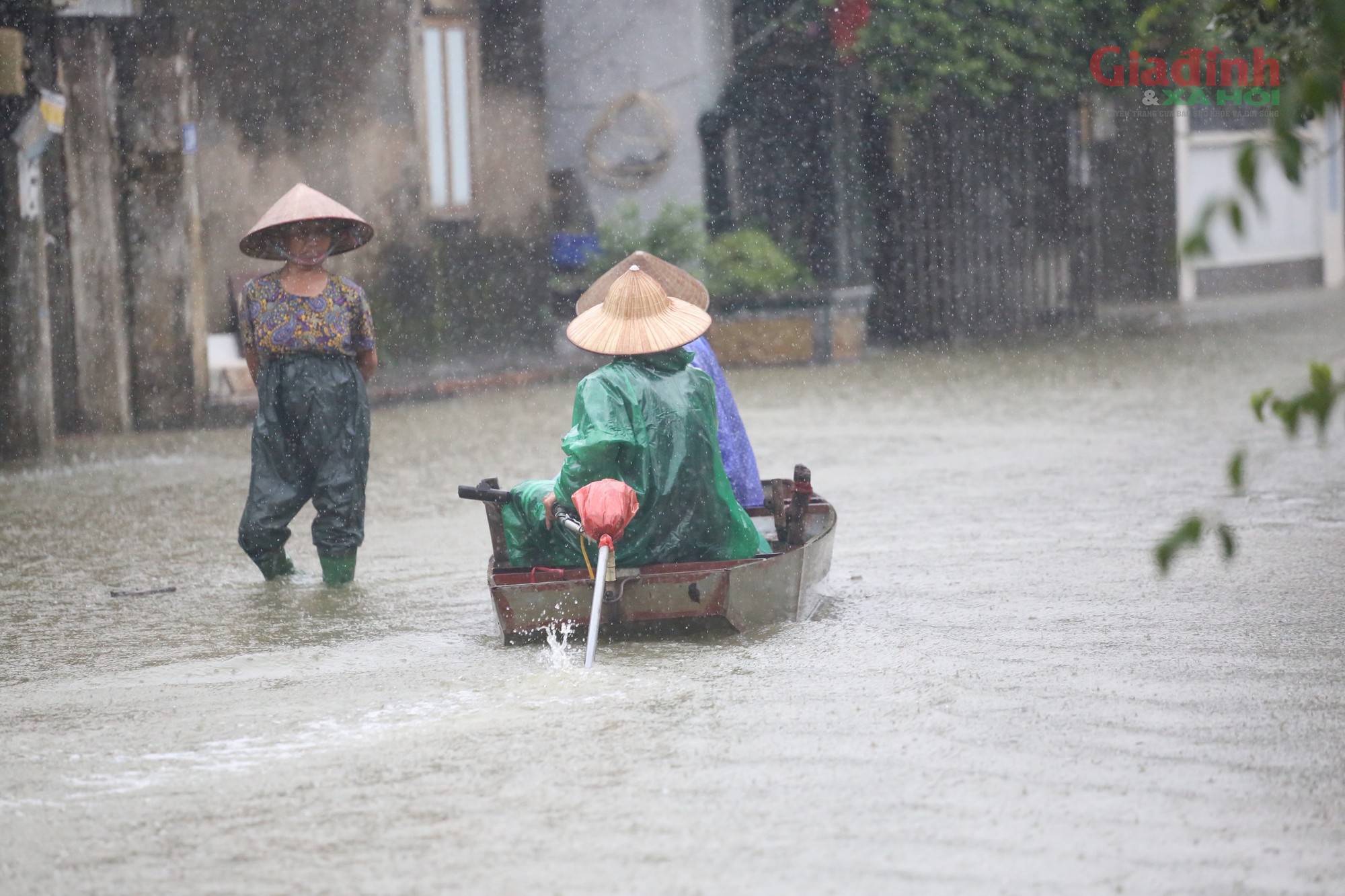 S&ocirc;ng T&iacute;ch d&acirc;ng cao , người d&acirc;n H&agrave; Nội ch&egrave;o thuyền mua lương thực dự trữ - Ảnh 3.