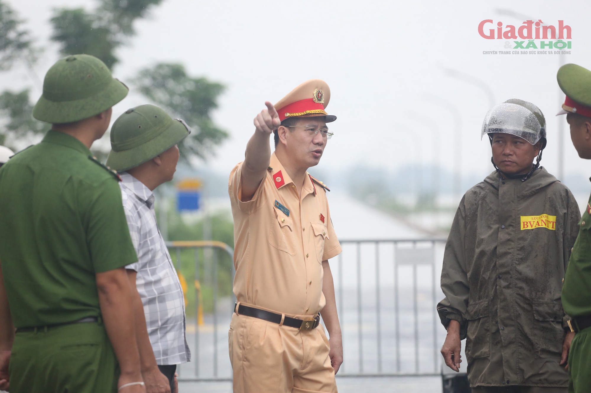 S&ocirc;ng T&iacute;ch d&acirc;ng cao , người d&acirc;n H&agrave; Nội ch&egrave;o thuyền mua lương thực dự trữ - Ảnh 14.