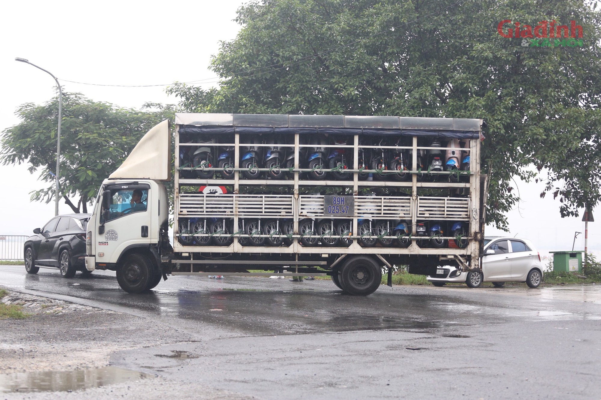 S&ocirc;ng T&iacute;ch d&acirc;ng cao , người d&acirc;n H&agrave; Nội ch&egrave;o thuyền mua lương thực dự trữ - Ảnh 15.