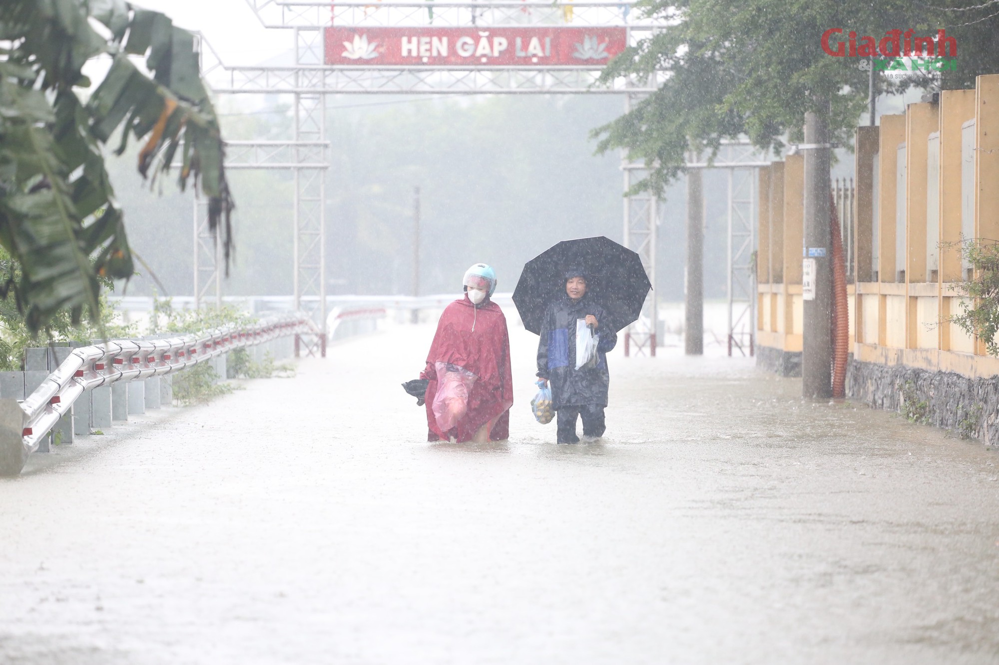 Mưa lũ H&agrave; Nội 2026 vượt 500 mm: Hơn 120 người d&acirc;n v&ugrave;ng ngọai th&agrave;nh sơ t&aacute;n khẩn cấp - Ảnh 1.