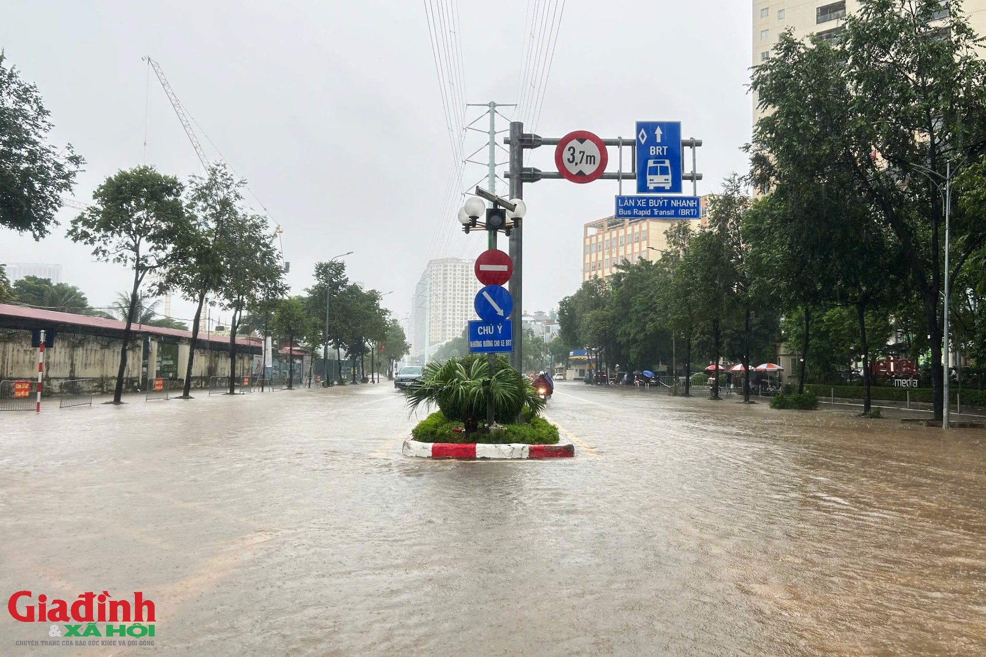 H&agrave; Nội: Đường Tố Hữu ngập s&acirc;u ngay cạnh dự &aacute;n chống ngập 600 tỷ đồng, giao th&ocirc;ng t&ecirc; liệt  - Ảnh 1.