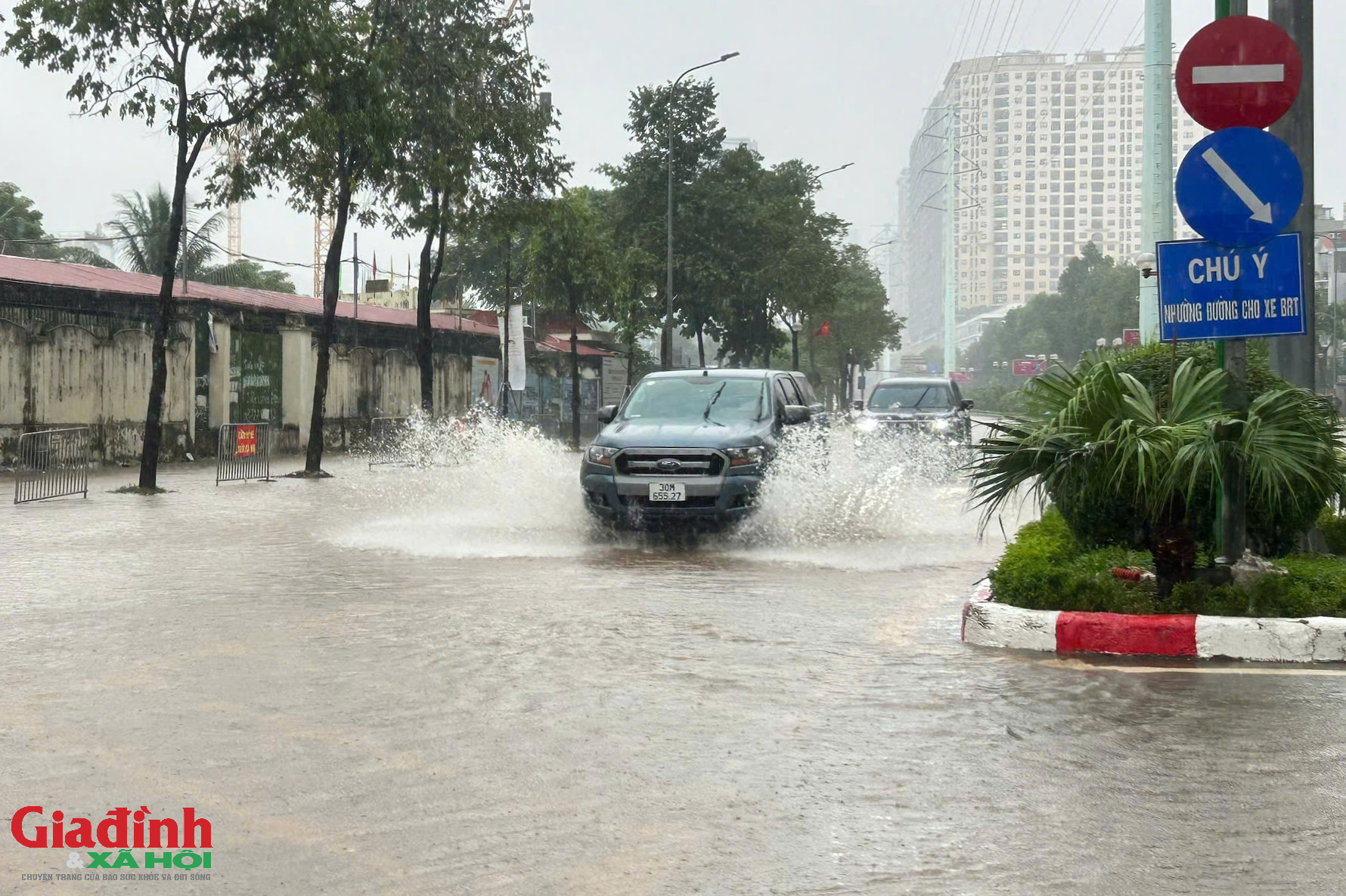 H&agrave; Nội: Đường Tố Hữu ngập s&acirc;u ngay cạnh dự &aacute;n chống ngập 600 tỷ đồng, giao th&ocirc;ng t&ecirc; liệt  - Ảnh 3.