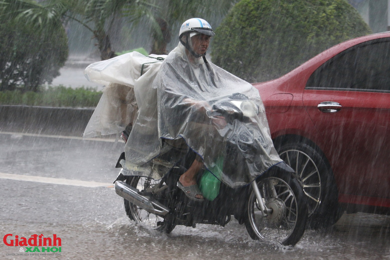 H&agrave; Nội: Đường Tố Hữu ngập s&acirc;u ngay cạnh dự &aacute;n chống ngập 600 tỷ đồng, giao th&ocirc;ng t&ecirc; liệt  - Ảnh 7.