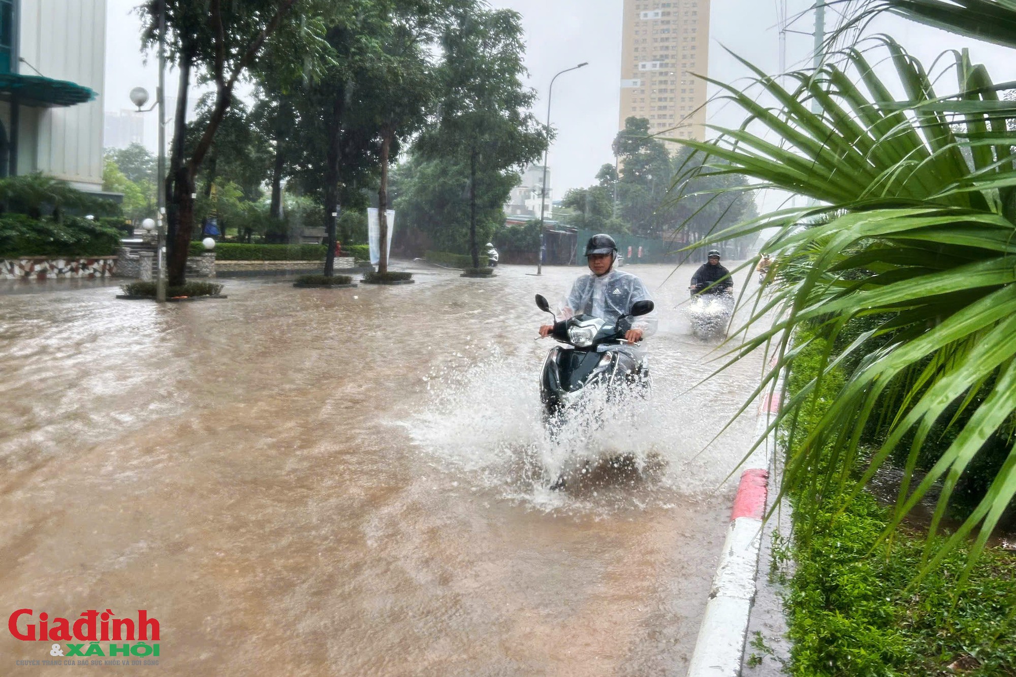 H&agrave; Nội: Đường Tố Hữu ngập s&acirc;u ngay cạnh dự &aacute;n chống ngập 600 tỷ đồng, giao th&ocirc;ng t&ecirc; liệt  - Ảnh 8.