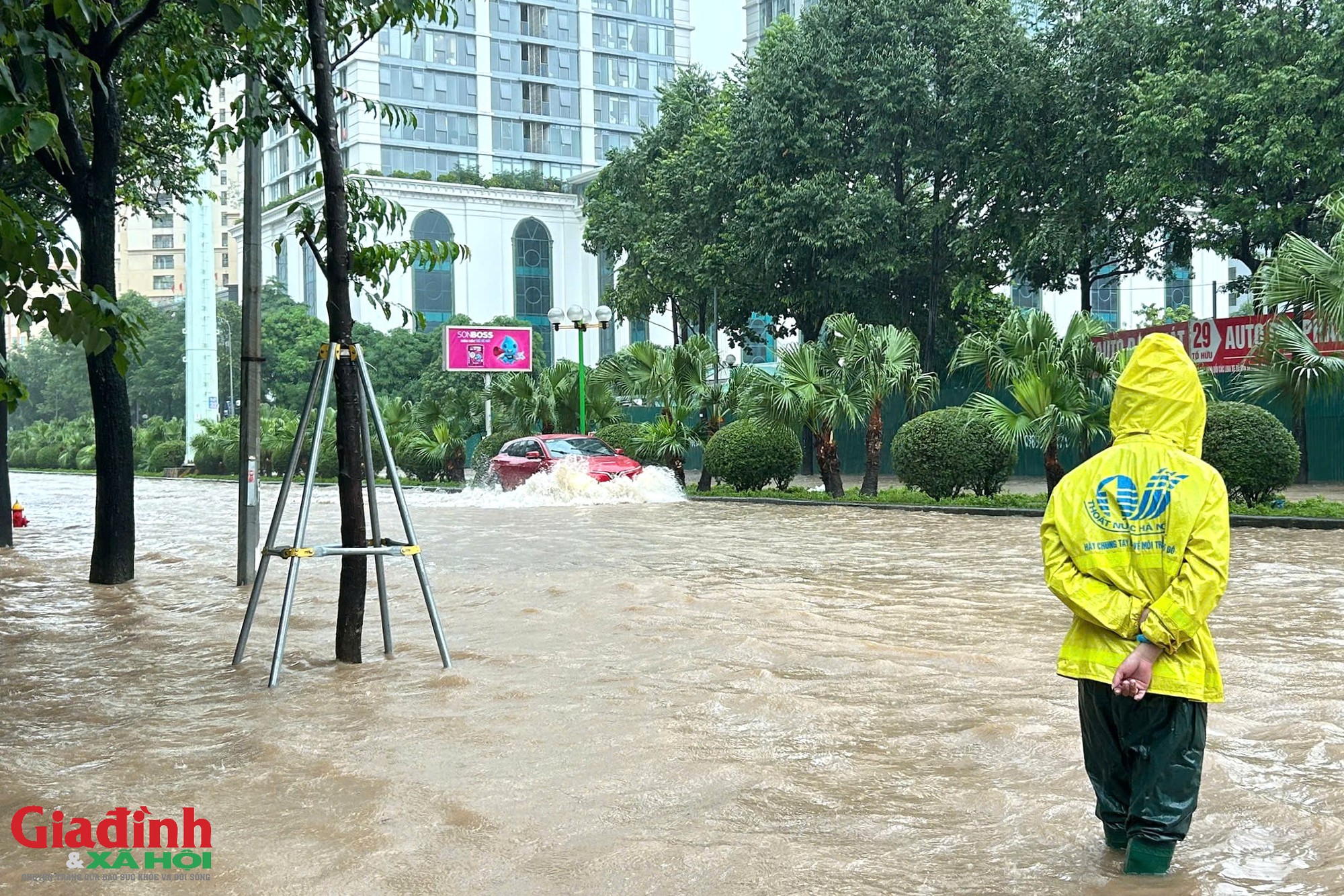 H&agrave; Nội: Đường Tố Hữu ngập s&acirc;u ngay cạnh dự &aacute;n chống ngập 600 tỷ đồng, giao th&ocirc;ng t&ecirc; liệt  - Ảnh 10.
