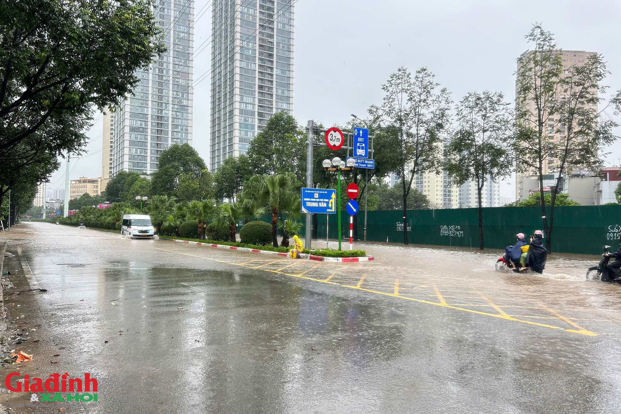 H&agrave; Nội: Đường Tố Hữu ngập s&acirc;u ngay cạnh dự &aacute;n chống ngập 600 tỷ đồng, giao th&ocirc;ng t&ecirc; liệt  - Ảnh 12.
