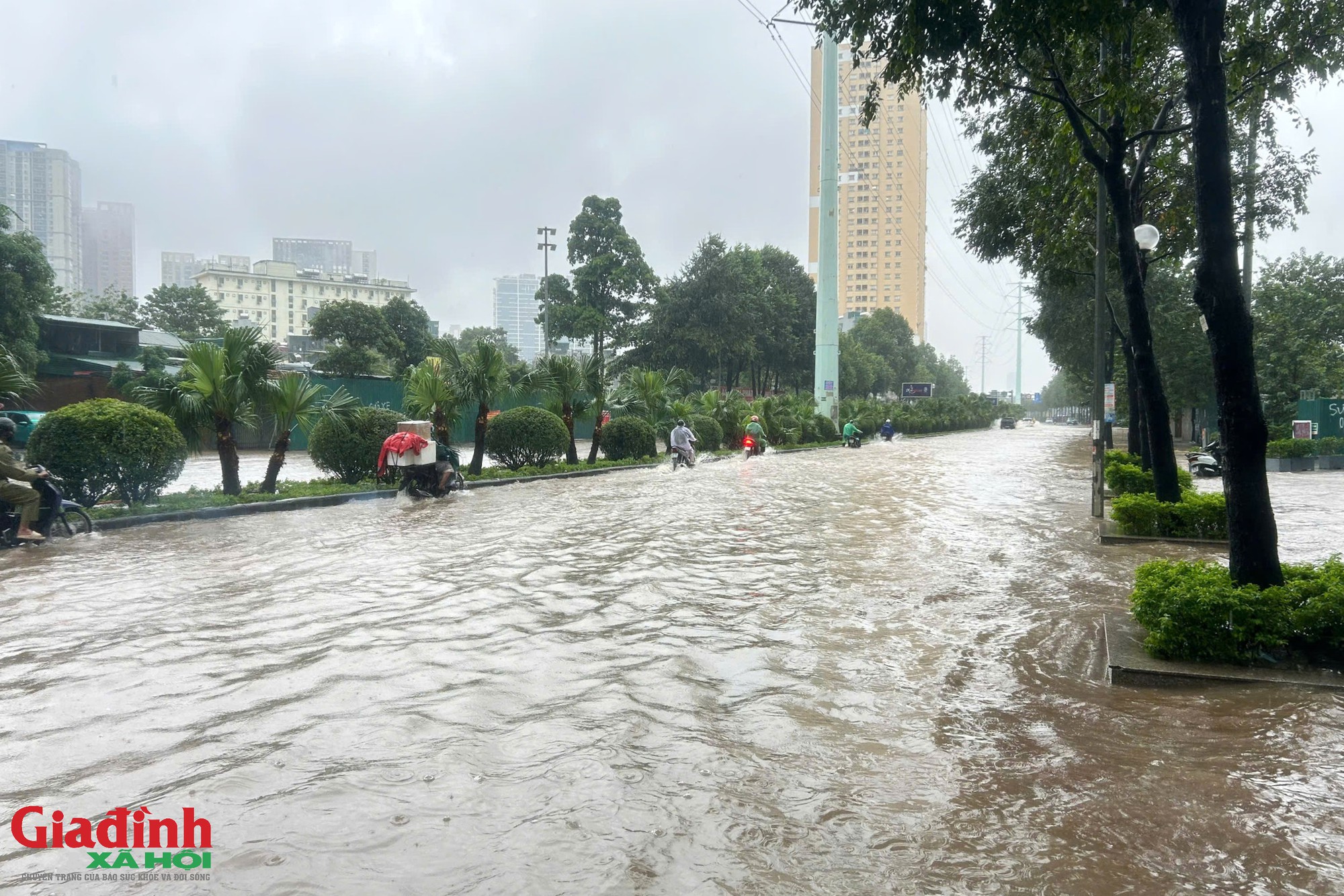 H&agrave; Nội: Đường Tố Hữu ngập s&acirc;u ngay cạnh dự &aacute;n chống ngập 600 tỷ đồng, giao th&ocirc;ng t&ecirc; liệt  - Ảnh 13.