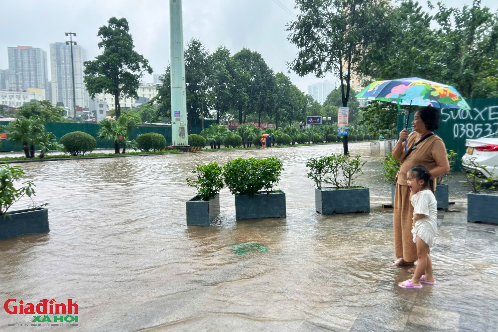 H&agrave; Nội: Đường Tố Hữu ngập s&acirc;u ngay cạnh dự &aacute;n chống ngập 600 tỷ đồng, giao th&ocirc;ng t&ecirc; liệt  - Ảnh 4.