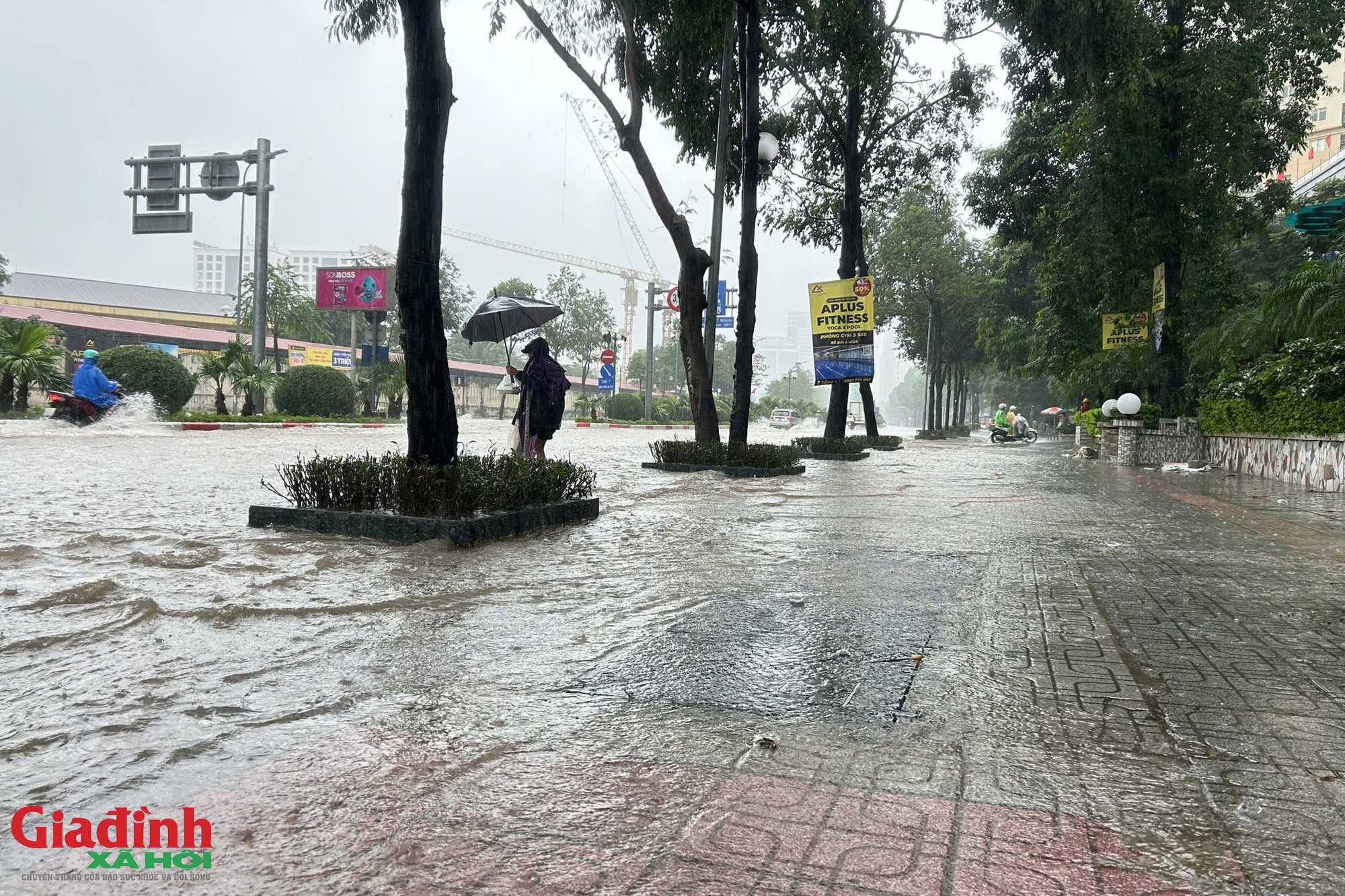 H&agrave; Nội: Đường Tố Hữu ngập s&acirc;u ngay cạnh dự &aacute;n chống ngập 600 tỷ đồng, giao th&ocirc;ng t&ecirc; liệt  - Ảnh 5.