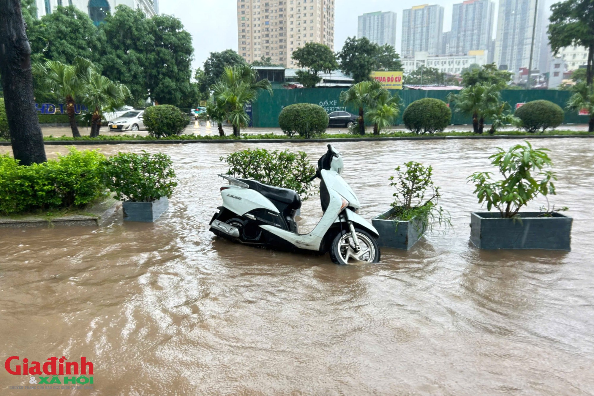H&agrave; Nội: Đường Tố Hữu ngập s&acirc;u ngay cạnh dự &aacute;n chống ngập 600 tỷ đồng, giao th&ocirc;ng t&ecirc; liệt  - Ảnh 6.