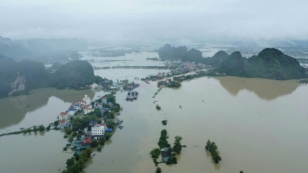 Nước lũ d&acirc;ng cao, h&agrave;ng trăm hộ d&acirc;n ở Ninh B&igrave;nh ch&igrave;m trong biển nước - Ảnh 1.