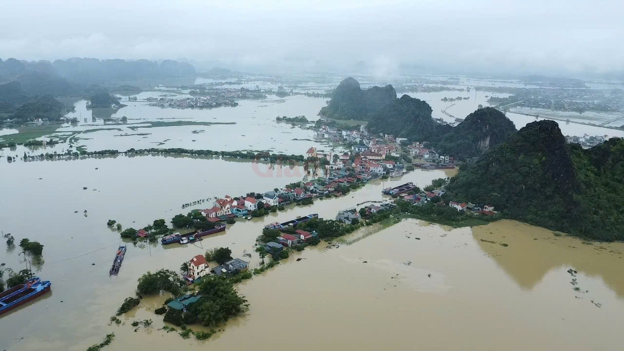 Nước lũ d&acirc;ng cao, h&agrave;ng trăm hộ d&acirc;n ở Ninh B&igrave;nh ch&igrave;m trong biển nước - Ảnh 4.