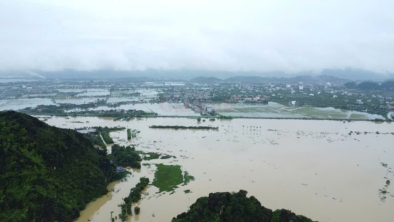 Nước lũ d&acirc;ng cao, h&agrave;ng trăm hộ d&acirc;n ở Ninh B&igrave;nh ch&igrave;m trong biển nước - Ảnh 5.