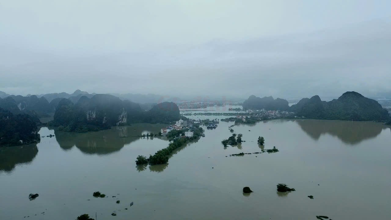 Nước lũ d&acirc;ng cao, h&agrave;ng trăm hộ d&acirc;n ở Ninh B&igrave;nh ch&igrave;m trong biển nước - Ảnh 10.