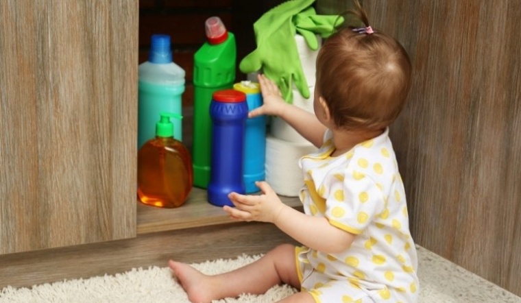 Bé 1 tháng tuổi nhập viện cấp cứu sau khi người lớn nhỏ nhầm axit vào miệng 2 Bé 1 tháng tuổi phải đi cấp cứu sau khi người lớn nhỏ nhầm axit vào miệng - Ảnh 2.