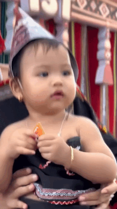 Con gái H'Hen Niê gây chú ý trong tiệc thôi nôi - Ảnh 8.