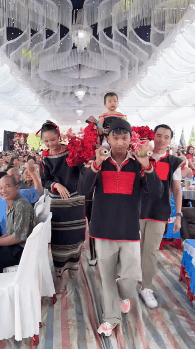 Khoảnh khắc đ&aacute;ng y&ecirc;u của con g&aacute;i H'Hen Ni&ecirc; tr&ograve;n 1 tuổi tại Đắk Lắk - Ảnh 2.