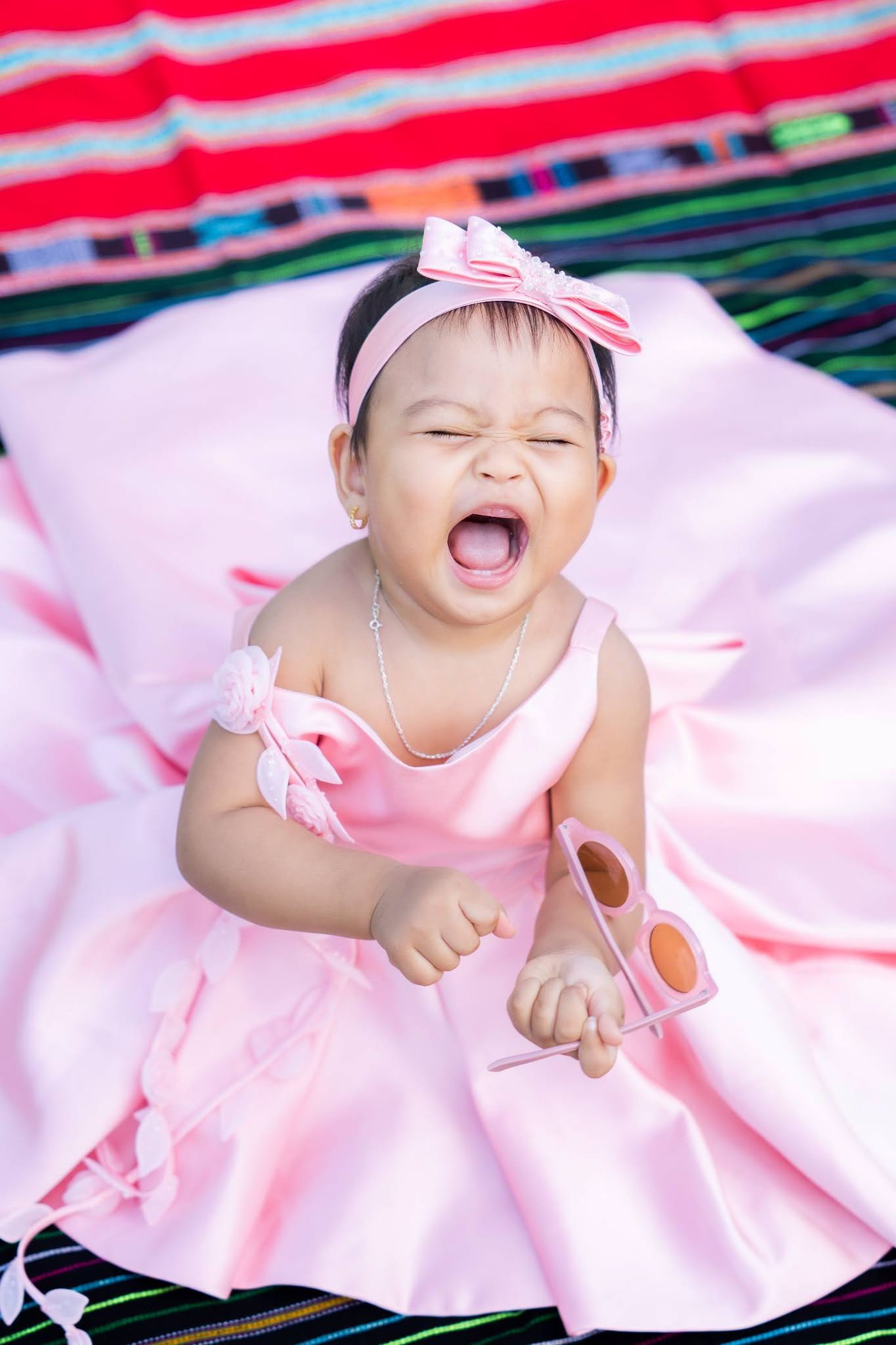 Khoảnh khắc đ&aacute;ng y&ecirc;u của con g&aacute;i H'Hen Ni&ecirc; tr&ograve;n 1 tuổi tại Đắk Lắk - Ảnh 14.