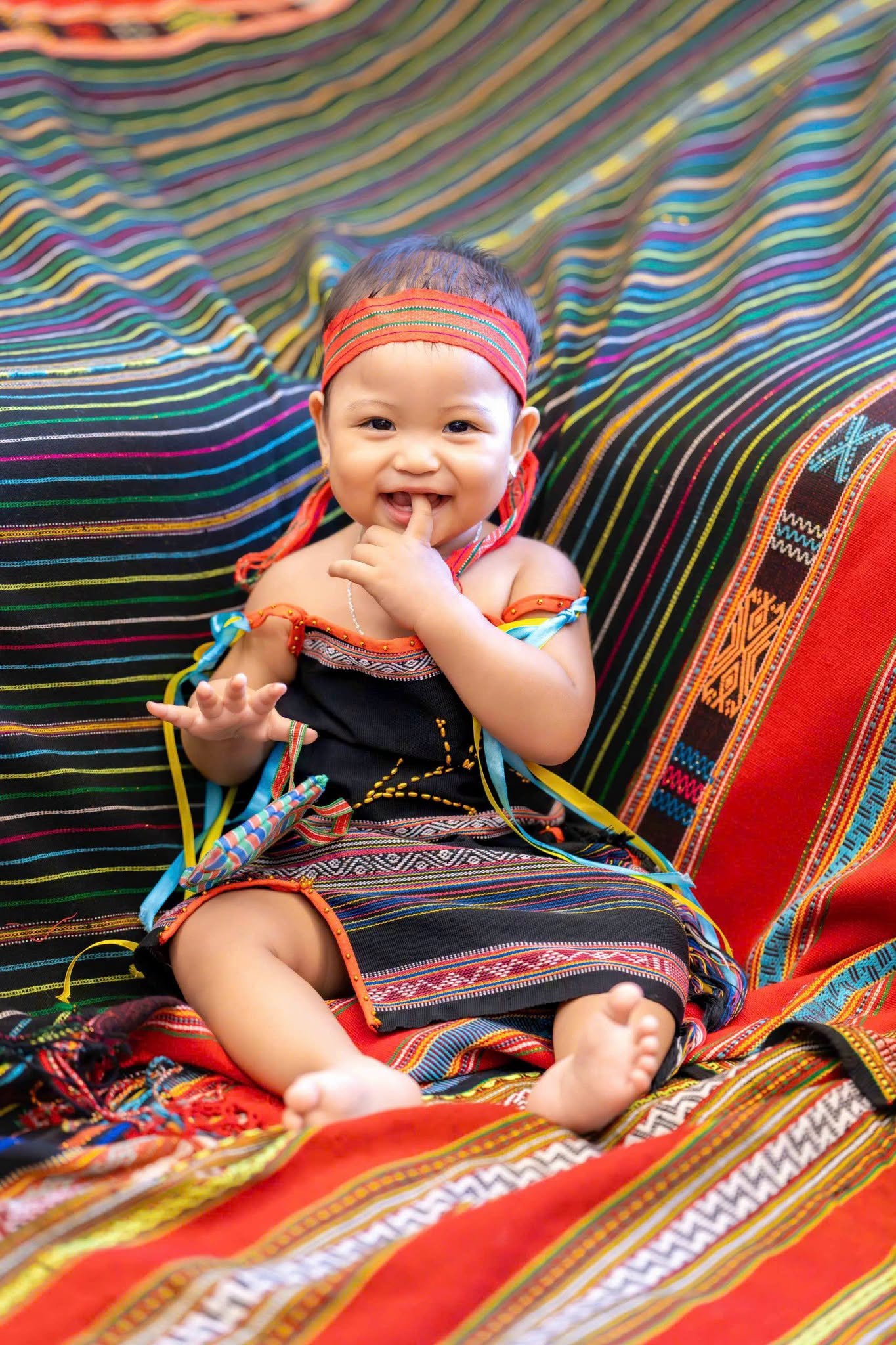 Khoảnh khắc đ&aacute;ng y&ecirc;u của con g&aacute;i H'Hen Ni&ecirc; tr&ograve;n 1 tuổi tại Đắk Lắk - Ảnh 5.