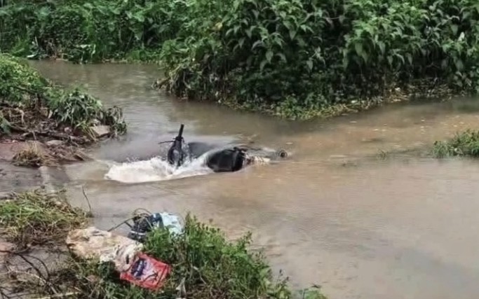 H&agrave; Nội: Đ&atilde; t&igrave;m thấy thi thể nam sinh vi&ecirc;n năm nhất bị nước cuốn xuống cống mất t&iacute;ch - Ảnh 2.