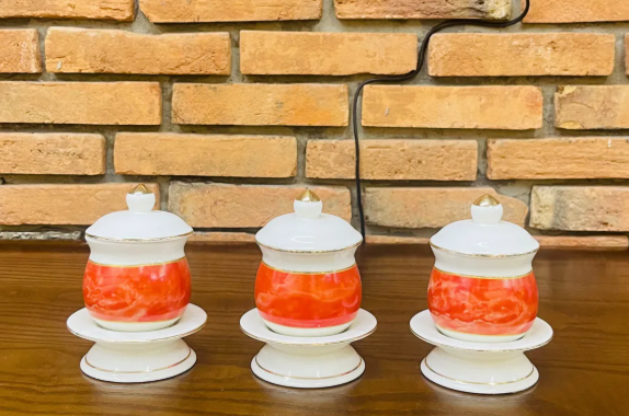 Ý nghĩa dâng nước cúng thế nào cho đúng?Cách đặt 3 hũ gạo, muối, nước kích tài lộc - Ảnh 2.