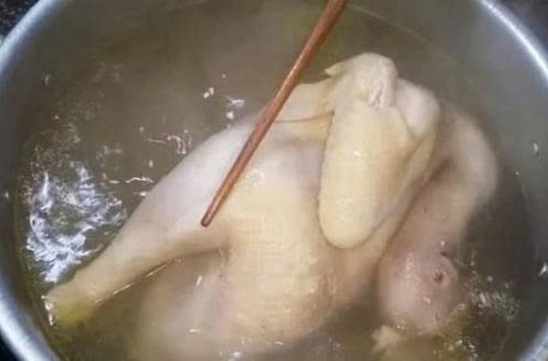 Tại sao kh&ocirc;ng n&ecirc;n vớt g&agrave; ngay khi luộc? Mẹo om g&agrave; gi&uacute;p thịt mềm , da đẹp - Ảnh 1.