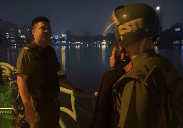 Giải cứu c&ocirc; g&aacute;i c&oacute; &yacute; định nhảy hồ T&acirc;y tự tử trong đ&ecirc;m- Ảnh 1.