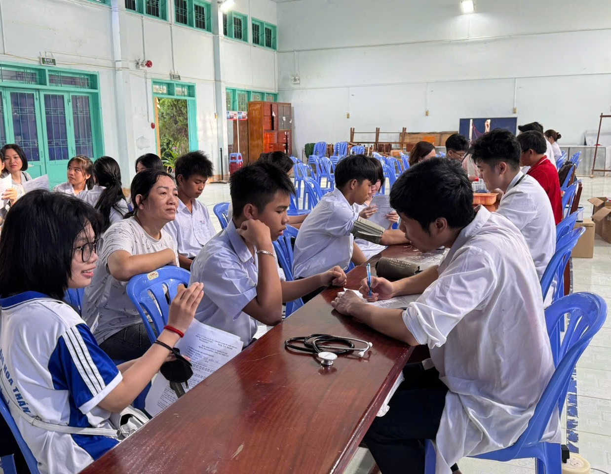 H&agrave;ng ngh&igrave;n học sinh ở Kh&aacute;nh H&ograve;a được kh&aacute;m miễn ph&iacute; bệnh tan m&aacute;u bẩm sinh- Ảnh 2.