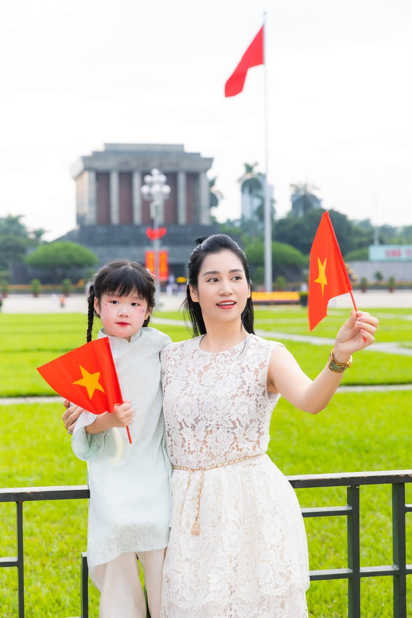 H'Hen Ni&ecirc; , MC Thanh Mai v&agrave; sao Việt c&ugrave;ng ch&agrave;o mừng Quốc kh&aacute;nh 2 / 9 - Ảnh 5.