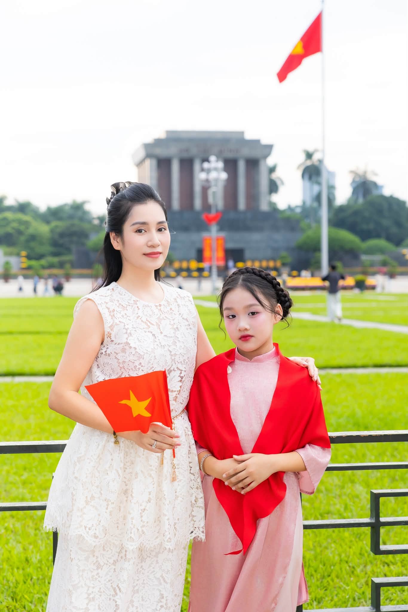 H'Hen Ni&ecirc; , MC Thanh Mai v&agrave; sao Việt c&ugrave;ng ch&agrave;o mừng Quốc kh&aacute;nh 2 / 9 - Ảnh 7.