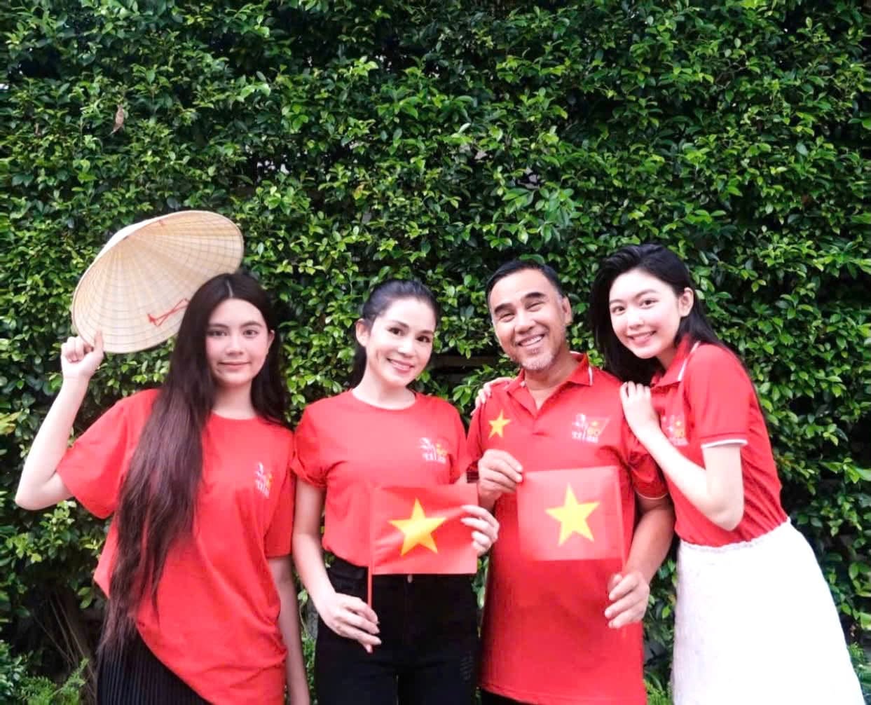 H'Hen Ni&ecirc; , MC Thanh Mai v&agrave; sao Việt c&ugrave;ng ch&agrave;o mừng Quốc kh&aacute;nh 2 / 9 - Ảnh 1.
