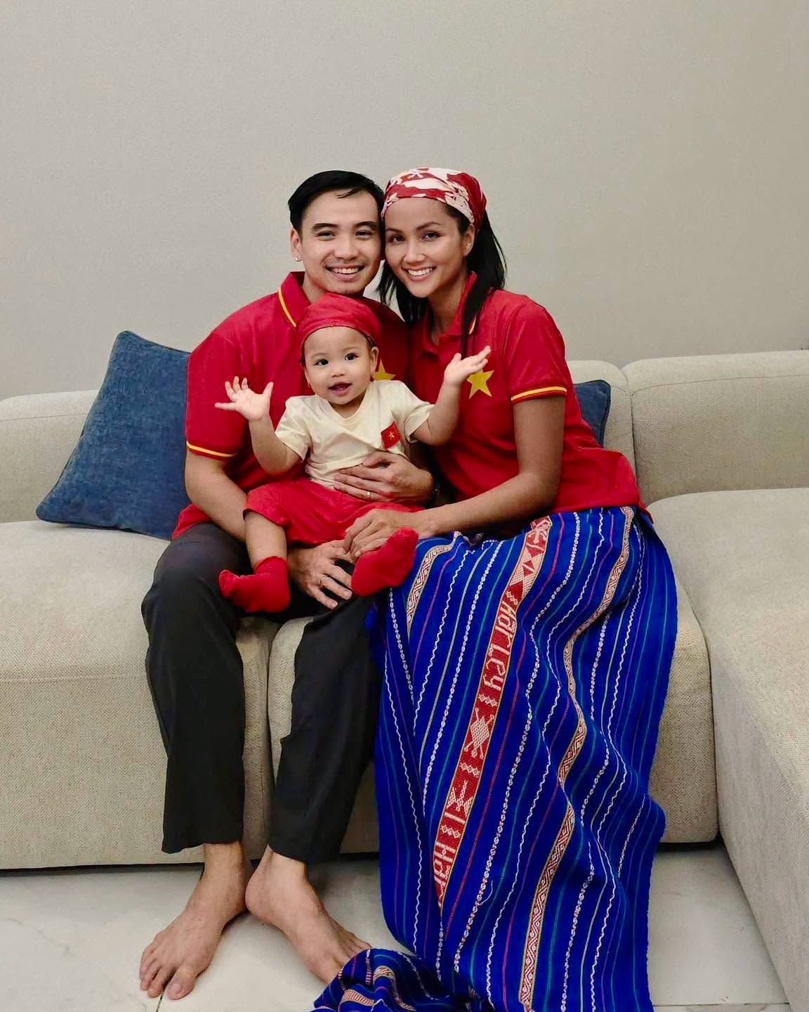H'Hen Ni&ecirc; , MC Thanh Mai v&agrave; sao Việt c&ugrave;ng ch&agrave;o mừng Quốc kh&aacute;nh 2 / 9 - Ảnh 2.