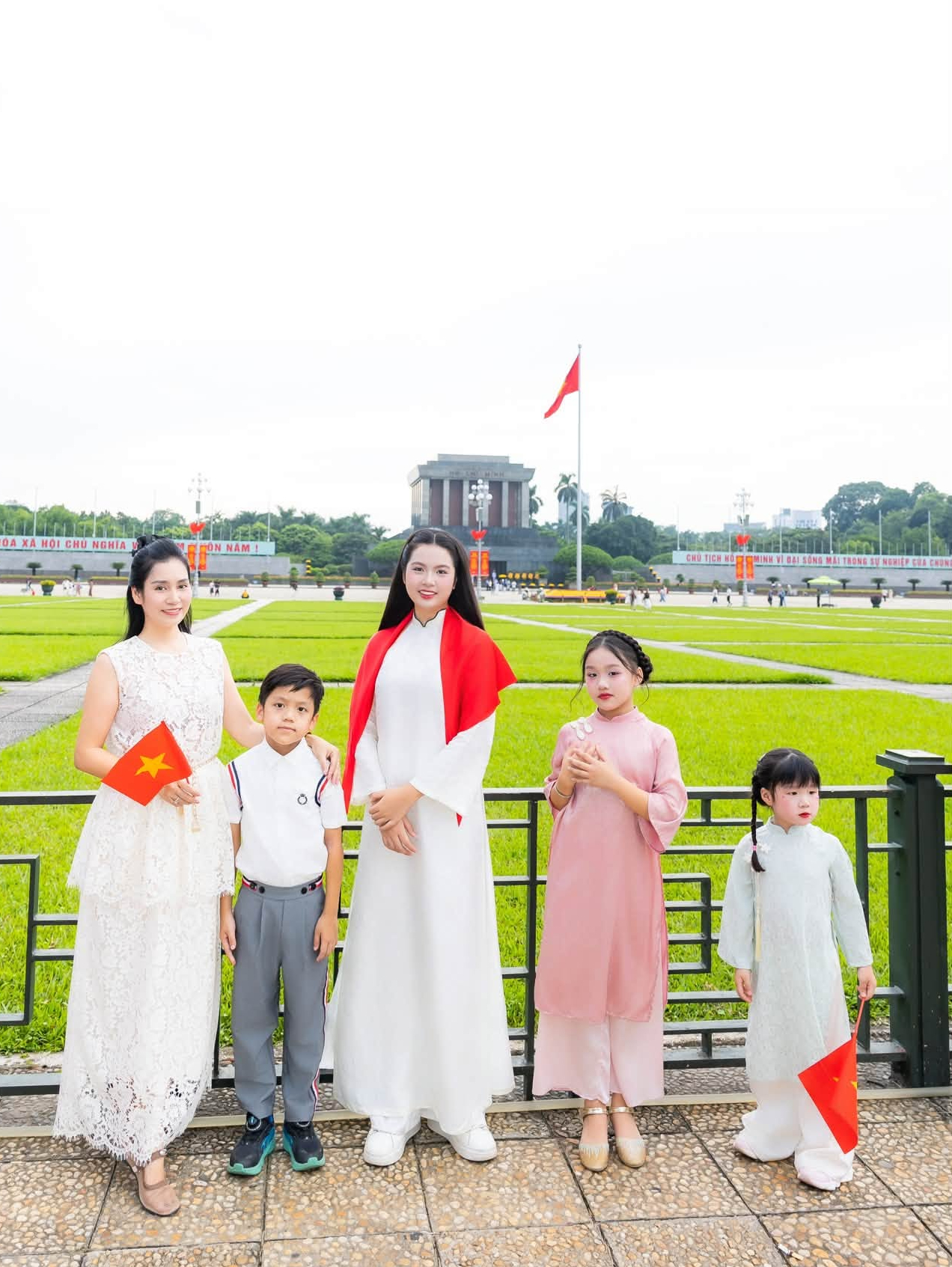 H'Hen Ni&ecirc; , MC Thanh Mai v&agrave; sao Việt c&ugrave;ng ch&agrave;o mừng Quốc kh&aacute;nh 2 / 9 - Ảnh 6.