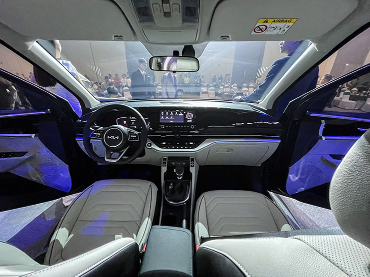 Giá lăn bánh Kia Carens 2026 giảm sốc , cạnh tranh với Honda City và Hyundai Accent - Ảnh 3.