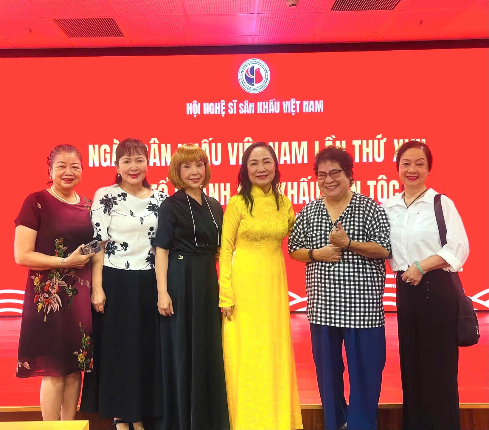 Tin sao 21/9: Huy Kh&aacute;nh tậu xe hơi biển số đẹp, NSND Thu H&agrave; 'một ng&agrave;y l&agrave;m c&ocirc;ng ch&uacute;a' - Ảnh 3.