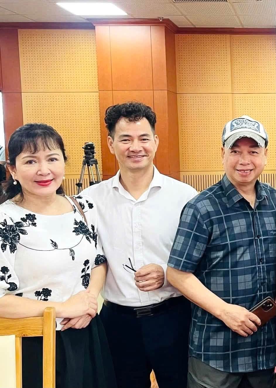 Tin sao 21/9: Huy Kh&aacute;nh tậu xe hơi biển số đẹp, NSND Thu H&agrave; 'một ng&agrave;y l&agrave;m c&ocirc;ng ch&uacute;a' - Ảnh 4.