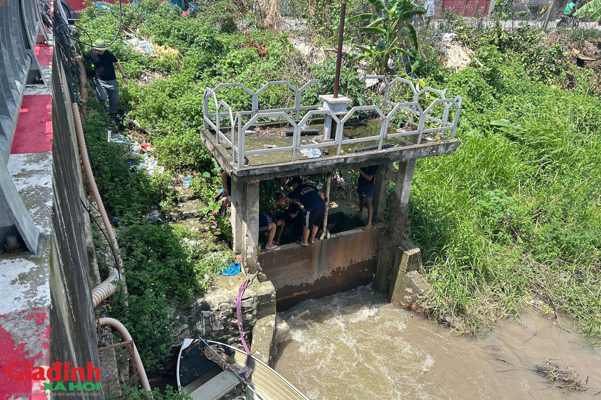Vụ nam sinh tử vong do ng&atilde; xuống cống ở H&agrave; Nội: Tr&aacute;ch nhiệm của đơn vị quản l&yacute; - Ảnh 1.