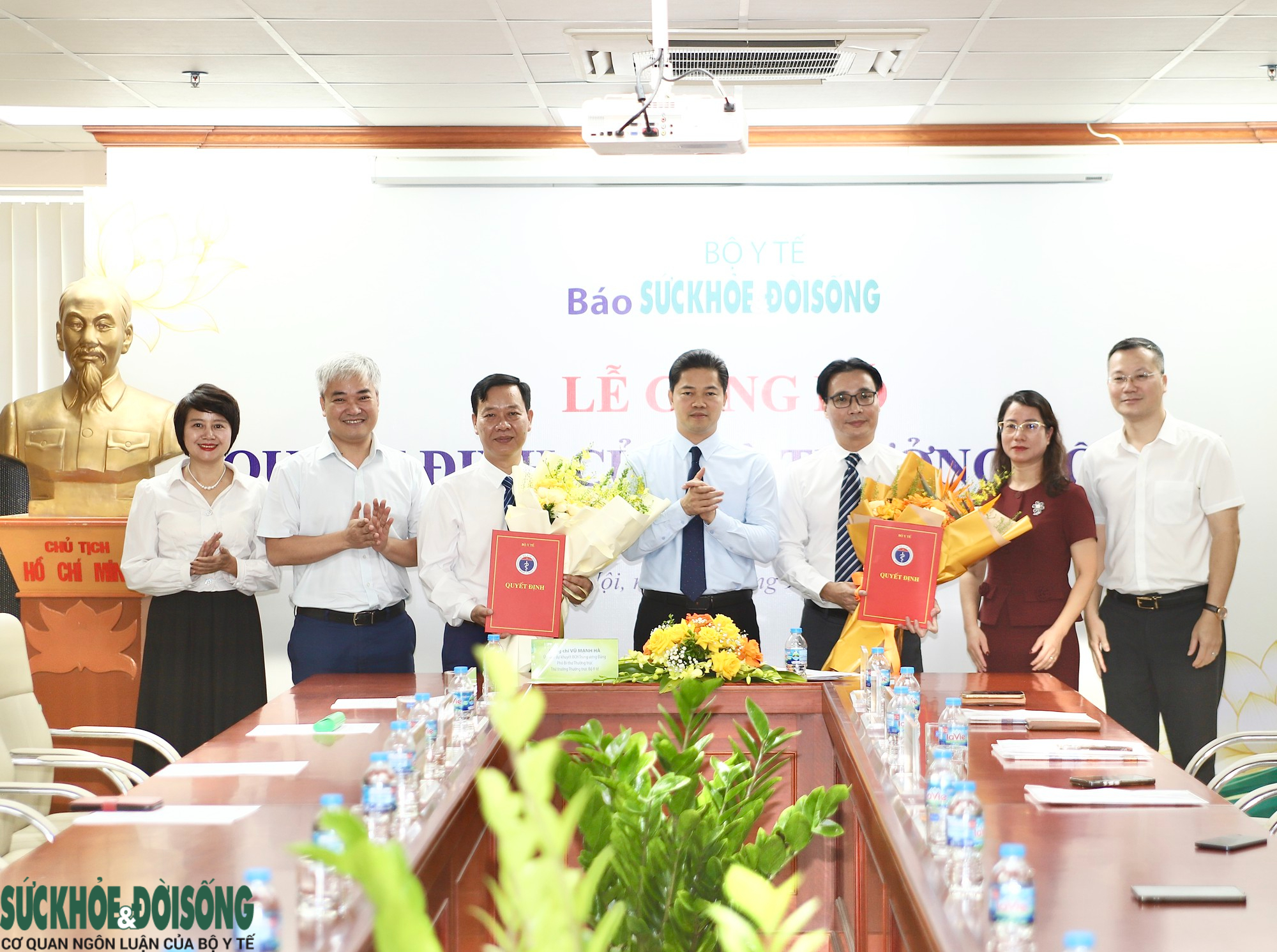 Thứ trưởng Thường trực Bộ Y tế trao quyết định bổ nhiệm lại 2 Ph&oacute; Tổng Bi&ecirc;n tập B&aacute;o Sức khỏe v&agrave; Đời sống- Ảnh 1.