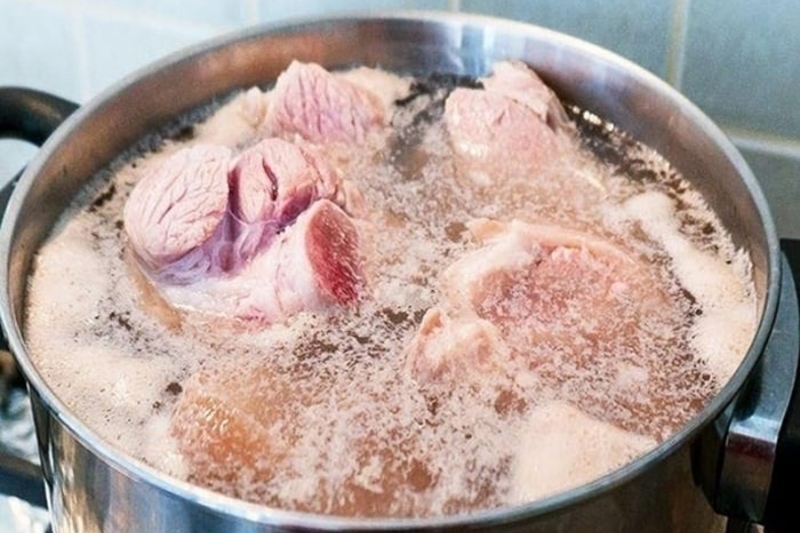 Có nên vớt bọt khi luộc thịt và hầm xương để món ăn ngon hơn? - Ảnh 6.