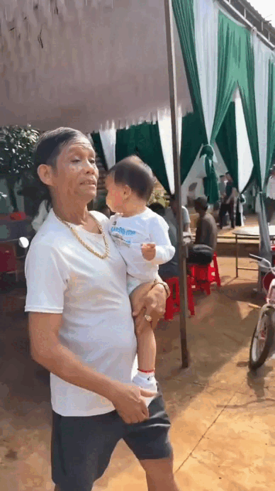 Bố H'Hen Niê và khoảnh khắc yêu thương bên cháu ngọai tại Đắk Lắk - Ảnh 2.